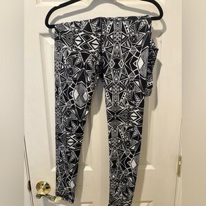 Energie Black and White Geometric Pattern Leggings